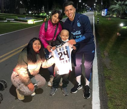 Enzo junto a Jeremías y parte de su familia