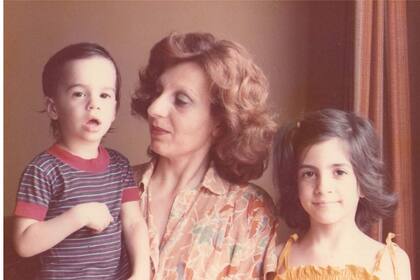 Enzo Maqueira niño en brazos de su madre junto con su hermana:"La ilusión de la familia yo la viví en carne propia, vengo de padres que estuvieron casados durante toda su vida y que tuvieron dos hijos por los que sintieron orgullo."