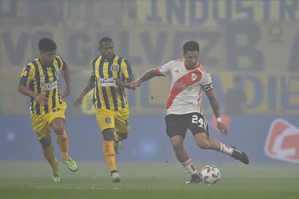 Enzo Pérez ante Rosario Central, la noche de su último partido en River, en diciembre