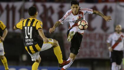 Enzo Pérez busca la pelota