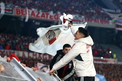Enzo Pérez, capitán y emblema de River, festeja el campeonato junto a la hinchada.