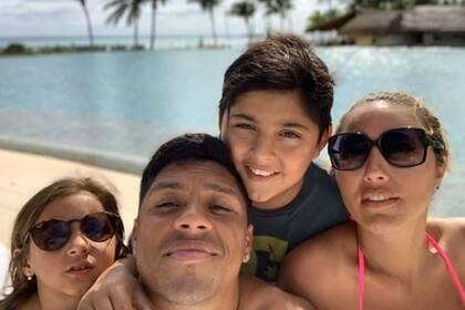 Enzo Pérez, con su familia; el volante es uno de los más queridos por los hinchas de River
