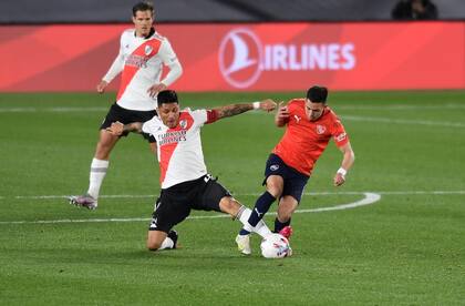 Enzo Pérez, de buen segundo tiempo, intenta frenar a Velasco
River Plate vs Independiente.