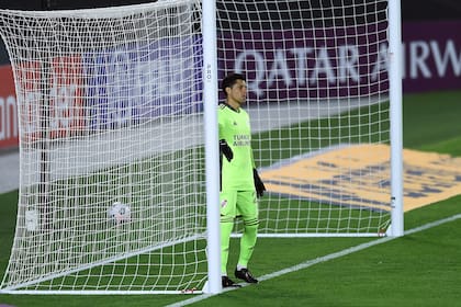 Enzo Pérez elonga junto a un palo por momentos, mientras el juego está lejos de su arco. 