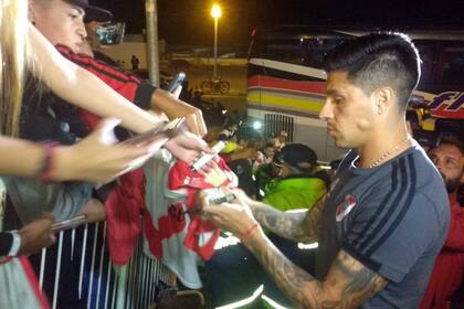 Enzo Pérez firmó autógrafos a los fans