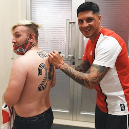 Enzo Pérez firmó la espalda del fanático que se tatuó la parte trasera de su camiseta