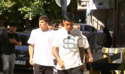 Enzo Pérez llega a la revisión médica junto con el chileno Gonzalo Tapia; el exEstudiantes arranca un nuevo ciclo en River