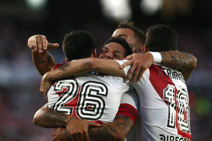 Enzo Pérez lo abraza fuerte a Paradela, en un festejo que también reúne a Nacho Fernández y González Pirez