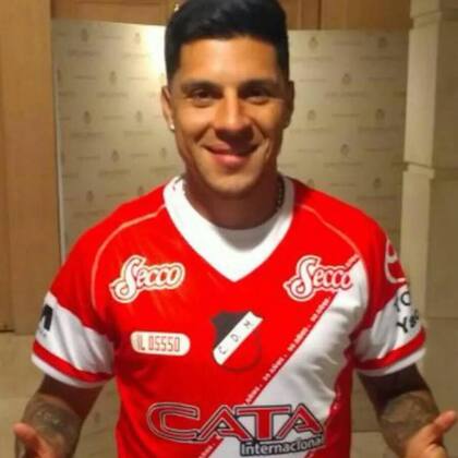 Enzo Pérez lució la camiseta que le obsequiaron de Deportivo Maipú
Foto: Diario UNO