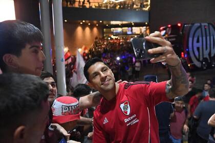 Enzo Pérez, rodeado por hinchas de River en Córdoba, en su llegada al hotel de la concentración.