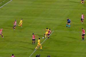 Boca y Estudiantes no se dan tregua: el Pincha salvó un gol sobre la línea y ¿hubo penal para el Xeneize?