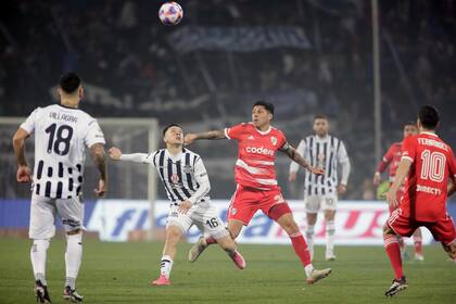 Enzo Pérez y Rodrigo Garro, claves en la lucha por el mediocampo