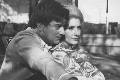 Enzo Viena con Gilda Lousek, con quien formó una gran dupla en la pantalla. En la imagen, en una escena del film El divorcio está de moda (1978)