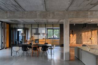 Contundente y sobria, una casa lleva a las afueras el estilo “loft industrial urbano”