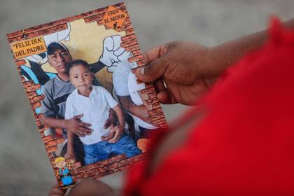 Epifanio García “Felipe” vigilaba el barco para el que trabajaba cuando Otis impactó sobre Acapulco