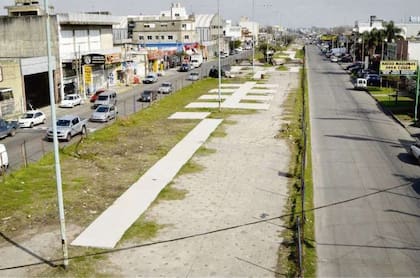 Sobre la avenida Presidente Perón hay un parque lineal semiabandonado