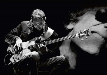 Aznar y su bajo, acompa?ados por la imagen del eterno Luis Alberto