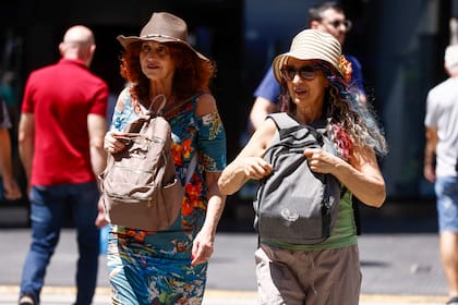 Epígrafe:
Los índices de radiación UV alcanzan niveles extremos de 11 y 12, por lo que los especialistas instan a evitar la exposición solar directa entre las 10 y las 16 horas