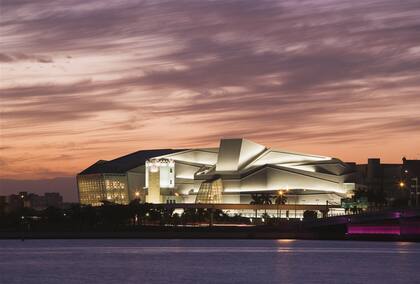 El Carnival Center en Miami, Florida, un edficio waterfront consagrado a las artes visuales y escénicas