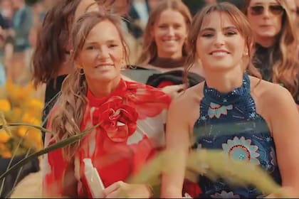 Epléndida, la mamá de la novia, Maggie Gibson, eligió un traje en rojo y blanco, con una gran flor en el escote.