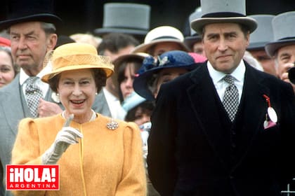 EPSOM, REINO UNIDO - 5 DE JUNIO: La Reina en el Derby con su director de carreras y amigo Lord Porchester (posteriormente conde de Carnarvon). (Photo by Tim Graham Photo Library via Getty Images)