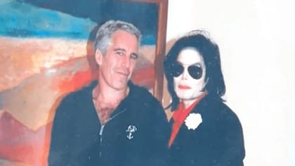 Epstein posando con Michael Jackson