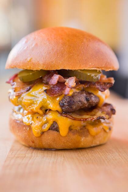 Equilibrio: Máximo Togni cree que una hamburguesa debe tener carne de calidad y un 30% de grasa. Purista, prefiere solo carne. Nada de especias ni ingredientes para ligar.