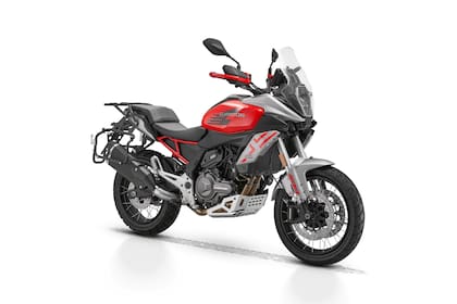 Equipa un motor bicilíndrico en línea DOHC de 554 CC que entrega 55,96 CV a 8250 rpm