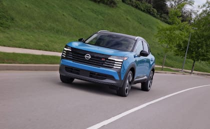 Equipa un motor turbo 1.0 L de tres cilindros con inyección directa que le otorga unos 120 CV y 200 Nm de torque