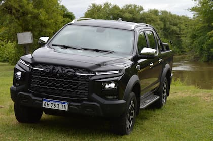 Equipa una suspensión delantera independiente de doble horquilla y trasera de eje rígido trasero con ballestas