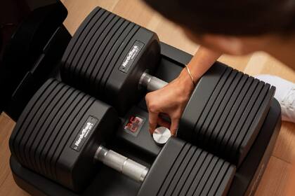 Equipado con un motor interno, el ajuste en la base también se pueden realizar desde una perilla, que define cuántos platos utilizarán las mancuernas inteligentes iSelect