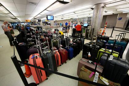 Equipaje de pasajeros demorados es visto en el área de equipaje en el aeropuerto de Denver