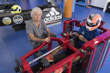 Equipamiento. El Dr. Pedro Bressi, director del CAR, asiste a un joven que se entrena para conducir un automóvil de competición