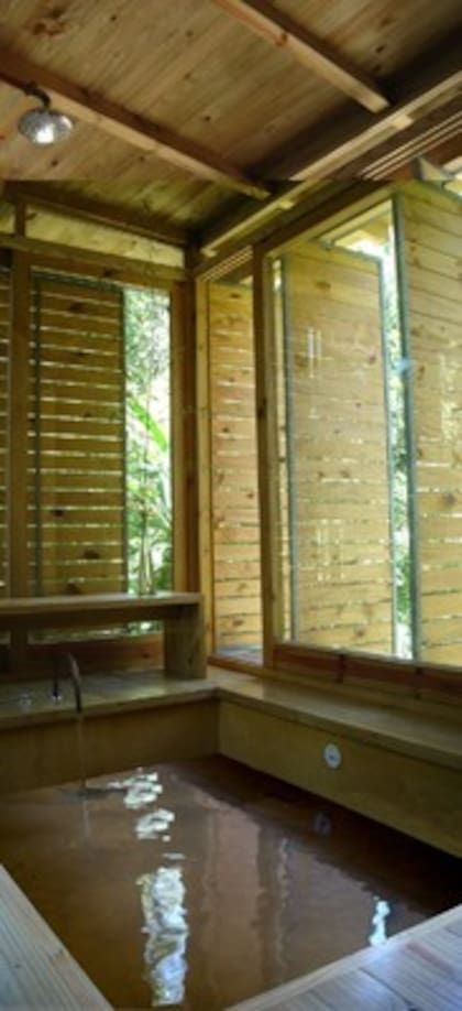 Equipamiento en maderas nativas