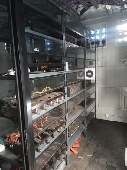 Equipamiento informático para minar criptomonedas secuestrados por la Policía de Seguridad Aeroportuaria y la Aduana luego de tres allanamientos en La Plata