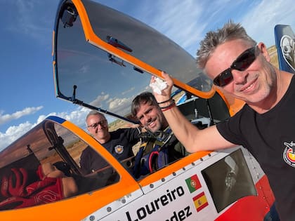 Equipo argentino de acrobacia aérea entrenando en Casarrubios, preparándose para el campeonato de España. Integrantes: Juan Pablo Pichel, Hernán Roff y Marcelo Porchetto. Avión: Sukhoi 26.