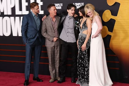 Equipo completo: Boyd Holbrook, Edward Norton, Timothee Chalamet, Monica Barbaro y Elle Fanning posaron súper divertidos antes de disfrutar de la proyección de Un completo desconocido, cuyo estreno en las salas argentinas está pautado para el 30 de enero