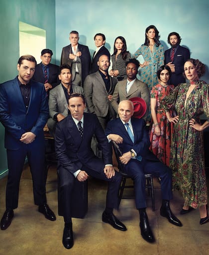 Equipo completo: David Chase (de traje azul) junto al elenco que armó para contar los orígenes de Los Soprano