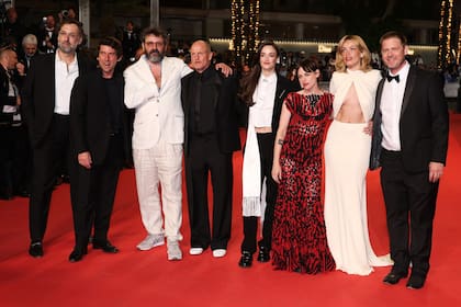 Equipo completo de Full Phil: el actor Eric Wareheim, el productor Hugo Selignac, el guionista y director Quentin Dupieux, Woody Harrelson, Charlotte Le Bon, Kristen Stewart, Emma Mackey y el actor Tim Heidecker anoche en la alfombra roja del festival