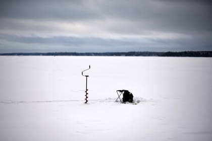 Equipo de pesca en hielo en el mar de Botnia, apenas congelado en Vaasa