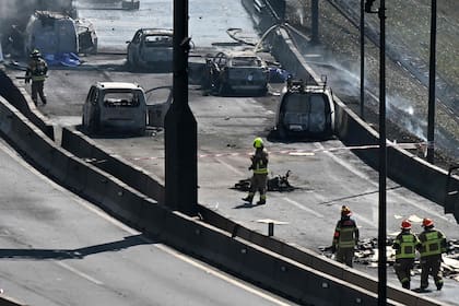 Equipo de policías trabaja para despejar la zona y reconocer los cadáveres