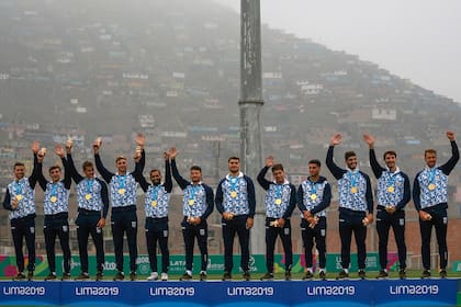 El equipo de Rugby 7 de Argentina, en el podio con la medalla dorada
