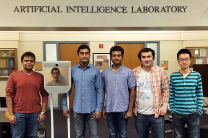 Equipo de trabajo detrás del desarrollo de Robo Brain, una especie de cerebro colectivo para los robots