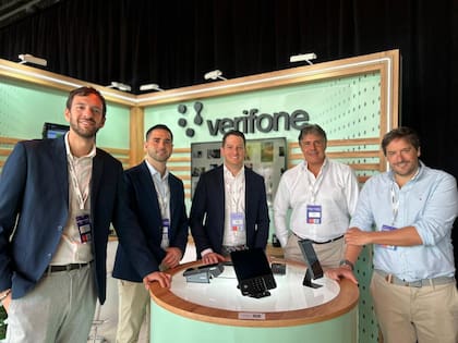 Equipo de Verifone (de izq a der) Juan Cruz Ortiz, Sales Manager ConoSur; Juan
Manuel Perez; Head de ConoSur; Federico Vilanova, EVP, Head de LATAM; Gerardo
Sacco y Federico Díaz ambos Co-Founders de Focus Technology. A nivel global, la compañía es un gigante que procesa más de 14 billones de transacciones al año y mueve unos USD 8 billones en valor, siendo socio del 75% de los principales retailers del mundo. En Argentina, este liderazgo se traduce en ofrecer un ecosistema unificado y flexible
