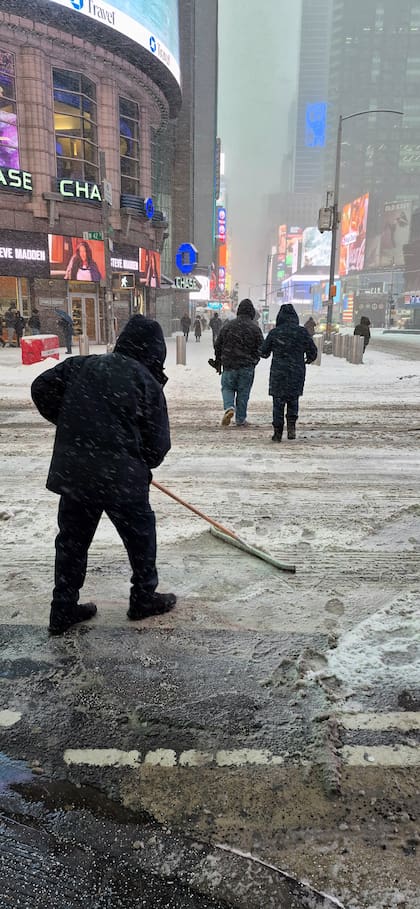 Equipos contratados quitan la nieve de puntos clave de la Gran Manzana