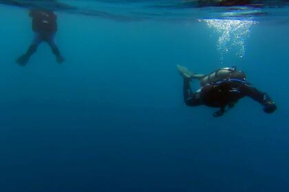 Equipos de buceo participan en la filmación del documental que busca a Nahuelito