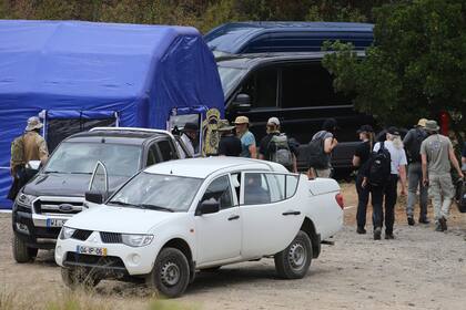 Equipos de búsqueda de la policía vuelven a una carpa para coordinar las operaciones cerca de Barragem do Arade, Portugal, el martes 23 de mayo de 2023.