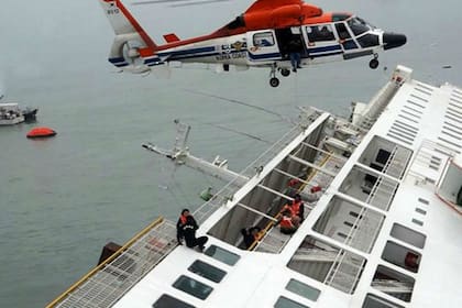 Equipos de buzos intentan recuperar los cuerpos que todavía se encuentran en el casco del ferry Sewol
