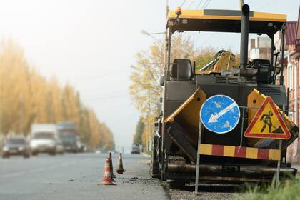 Equipos de construcción trabajan en la Interestatal 80 en Nueva Jersey tras el hallazgo de 90 agujeros subterráneos que amenazan la estabilidad de la vía