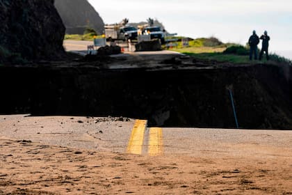 Equipos de construcción trabajan en una sección de la autopista 1 que se derrumbó en el Océano Pacífico 